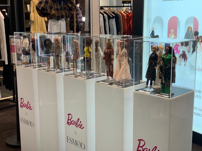 Exposition des 19 Barbie au Printemps Haussmann